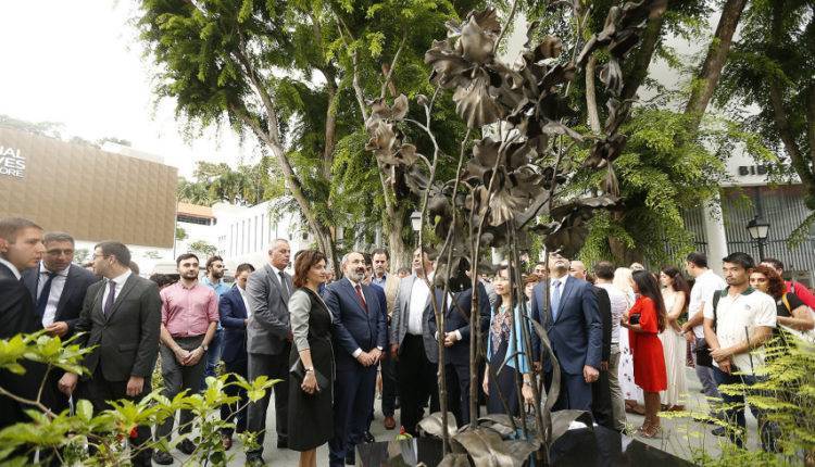 Пашинян открыл скульптуру орхидеи в Сингапуре