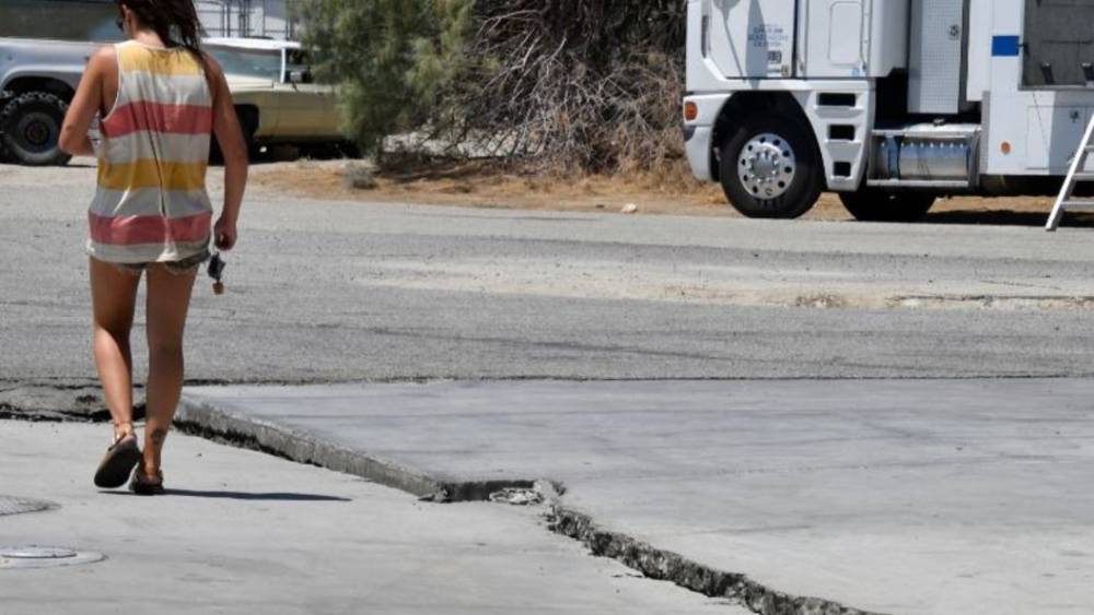 Гигантский разлом после землетрясения перерезал дороги Калифорнии – фото