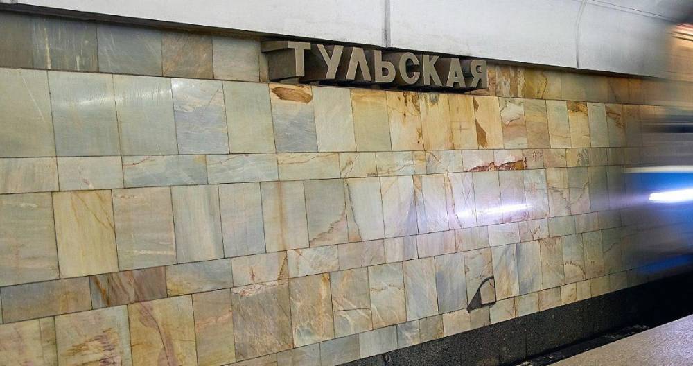 Пожарные проверяют информацию о задымлении на станции метро "Тульская"