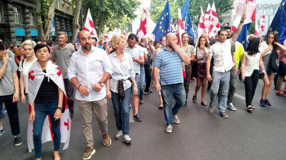 «Грозную» грузинскую оппозицию выкинули со сцены «борцы за нравственность»