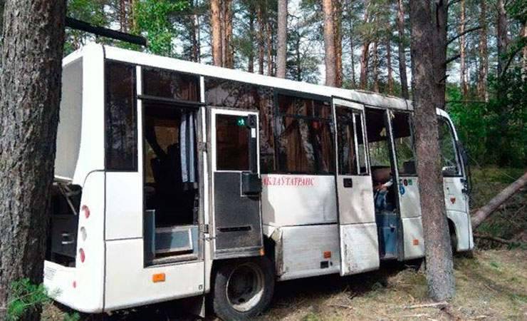 Под Воложином водитель пассажирского автобуса умер за рулем. Три пассажира получили травмы