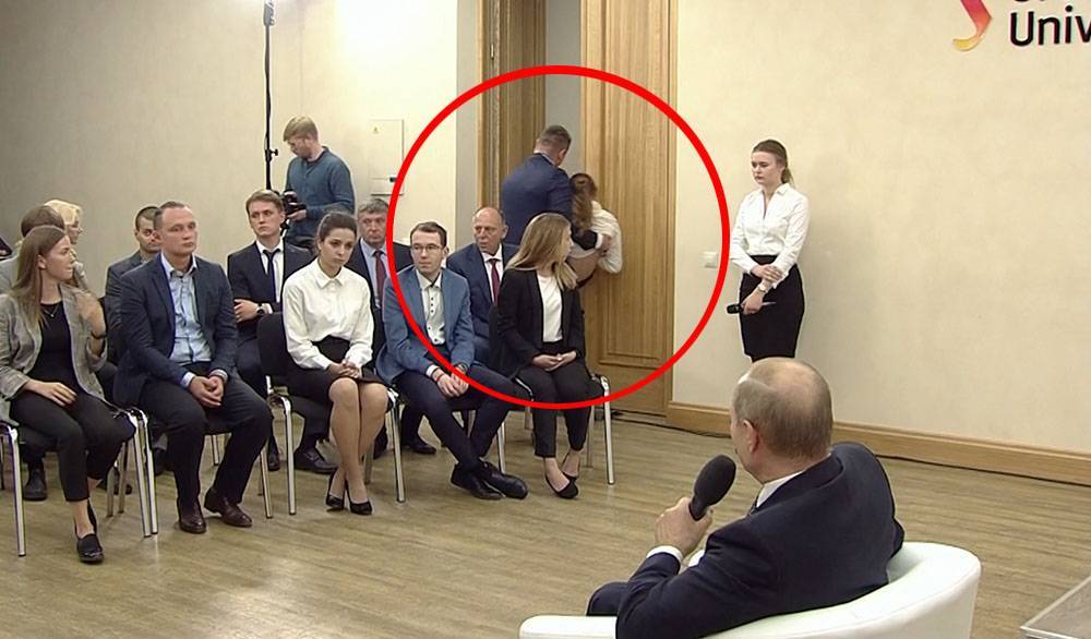 "Помогите девочке": студентка упала в обморок на встрече с Путиным