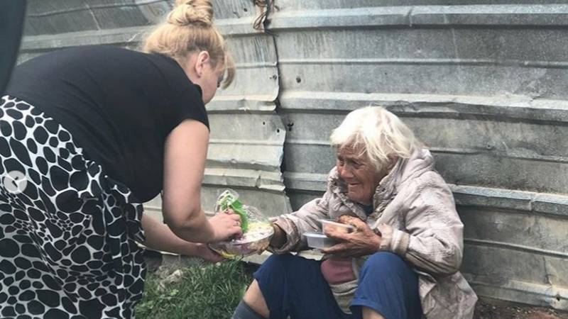 «Сидит на улице и ест одуванчики»: под Уфой бабушка умоляет защитить ее от родной внучки