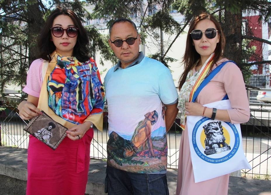 В Улан-Удэ начали продавать одежду и аксессуары с полотнами бурятских живописцев