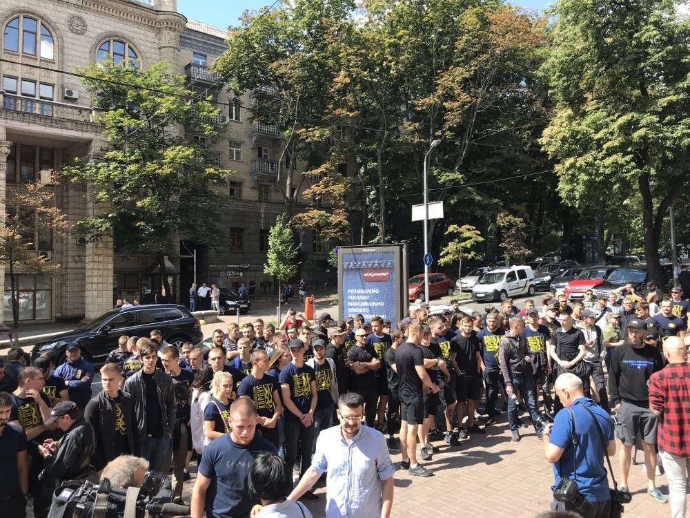 Киевские радикалы требуют закрыть NewsOne за несостоявшийся телемост с Россией