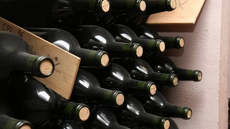 Правительство РФ рассмотрит запрет на импорт грузинского вина и воды