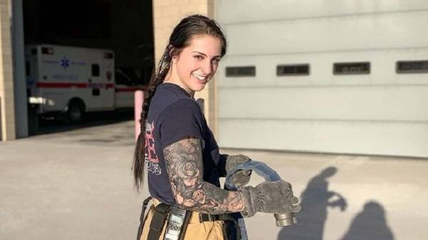 Многие считают женщин слишком слабыми для работы пожарными. Британка доказала обратное