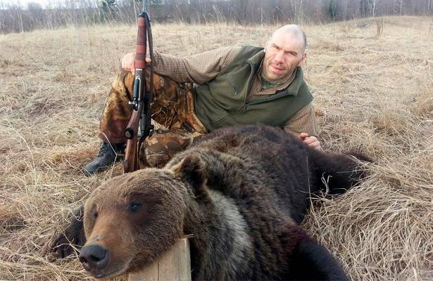 Валуев объяснил свое фото с убитым медведем