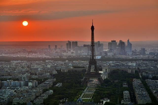 В Париже объявили о чрезвычайной ситуации с климатом