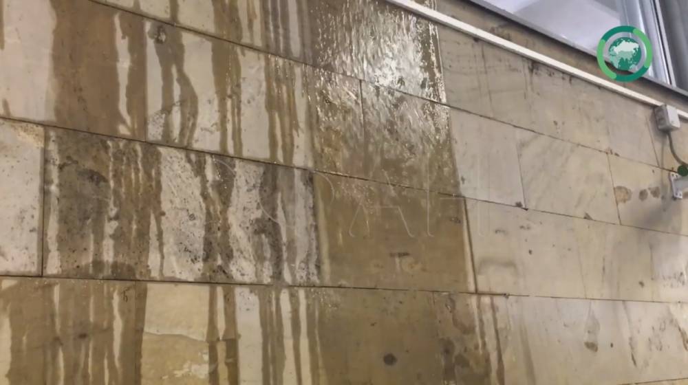 Появилось видео потопа на станции метро&nbsp;«Девяткино» в Петербурге
