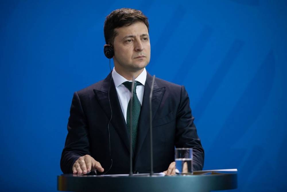 Зеленский предложил пенсионерам Донбасса приезжать за пенсией 1 раз в год