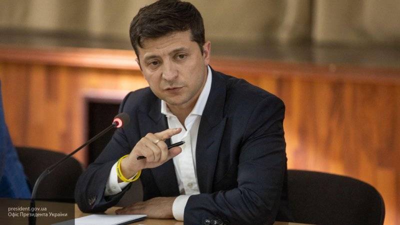 Зеленский жестко отчитал не пустивших к нему на прием людей чиновников на Украине