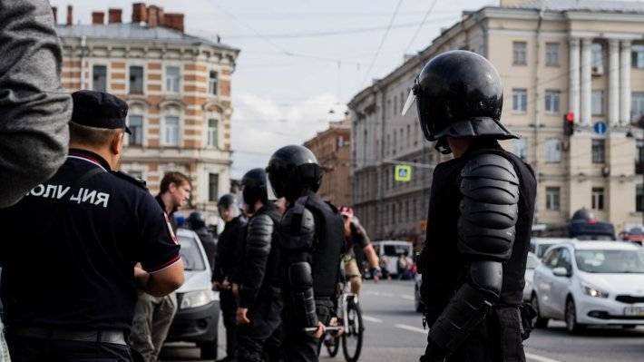 Политолог считает провокацией попытку устроить незаконный митинг у ГИК в Петербурге