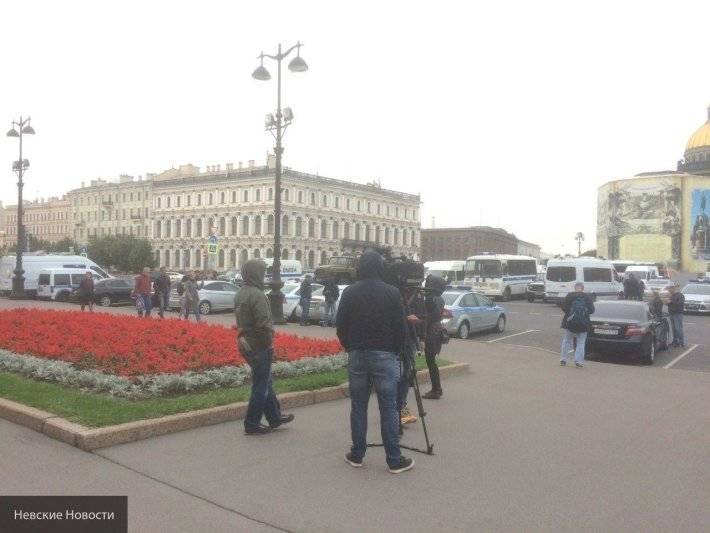 Незаконный митинг в Петербурге привлек только полицию и СМИ, но не горожан