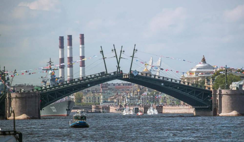 Пассажирским лайнерам могут разрешить проходить под мостами Петербурга