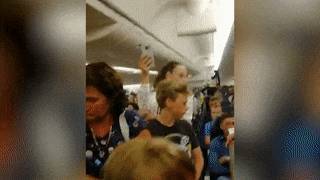 Лайф публикует видео паники в "боинге", из которого дважды выводили пассажиров.