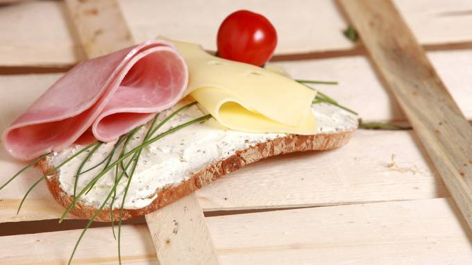 В 2019 году из российских магазинов чаще всего воровали сыр, колбасу и кофе
