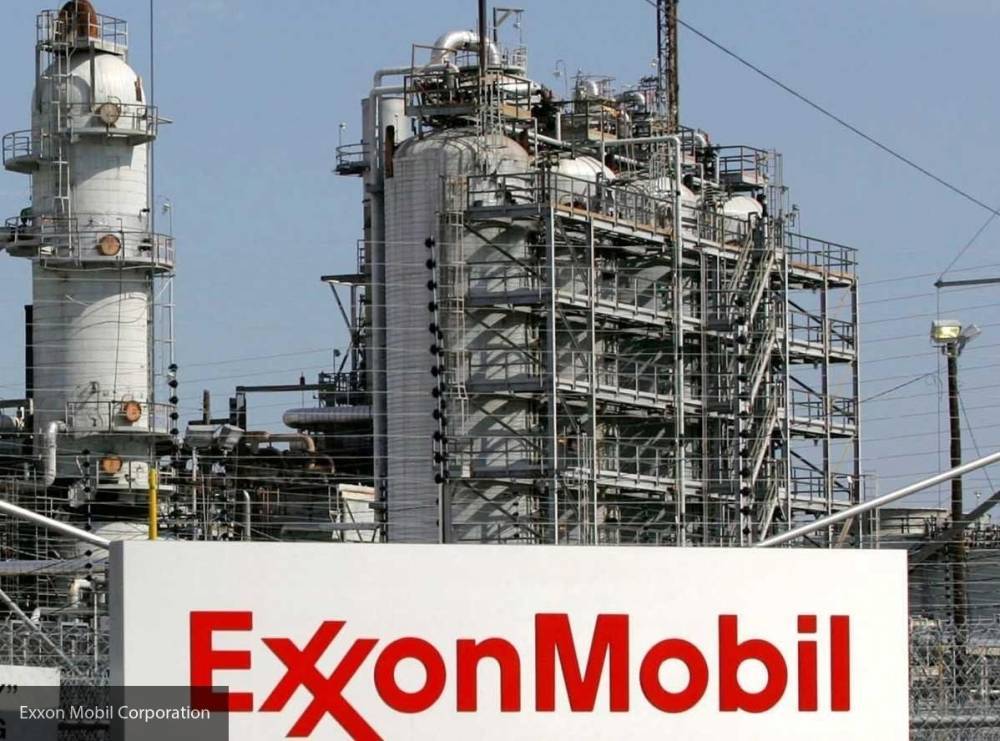 СМИ сообщили о пожаре на техасском нефтяном заводе ExxonMobil