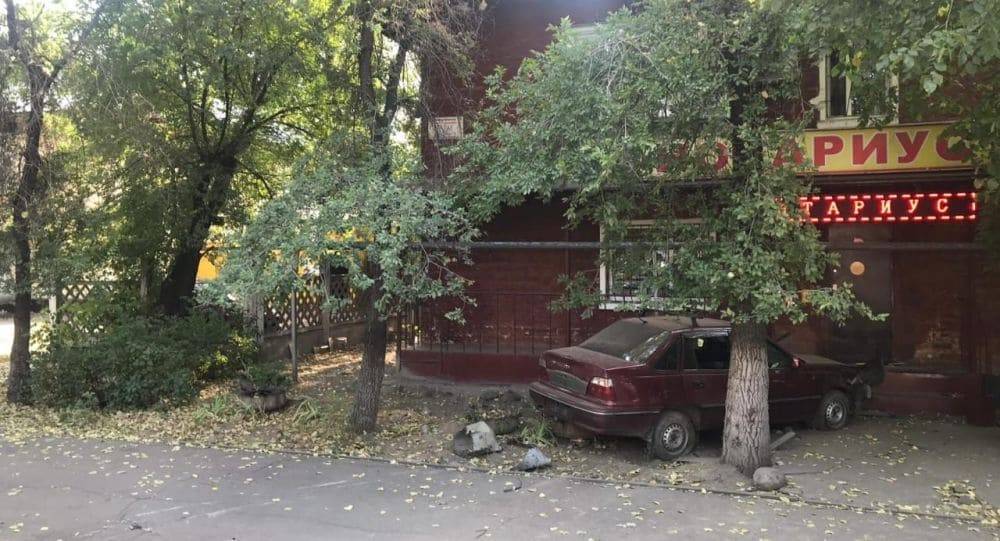 Автомобиль сбил сидевшего на скамейке человека в Алматы (фото)