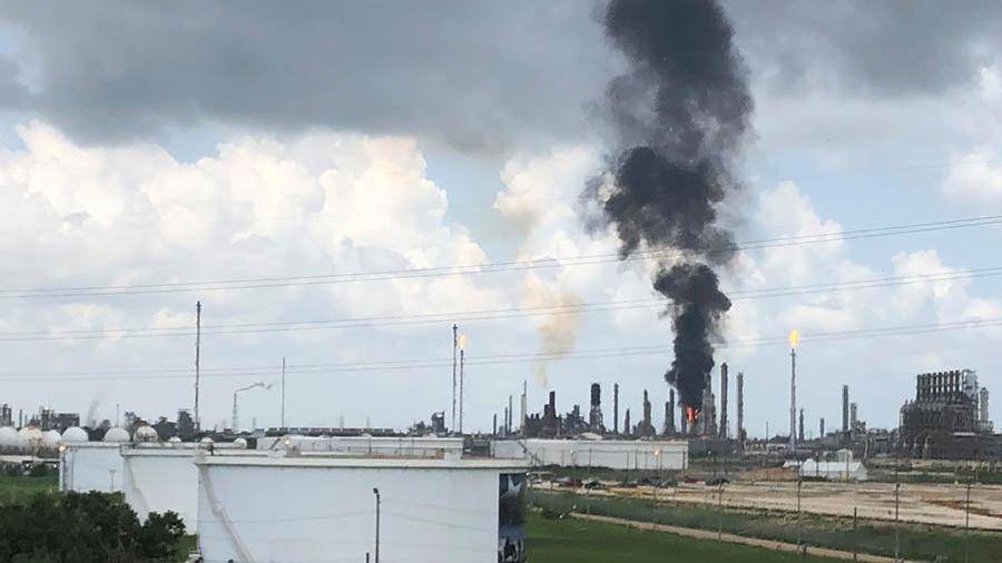 Число пострадавших при пожаре на заводе Exxon Mobil возросло до 37 человек
