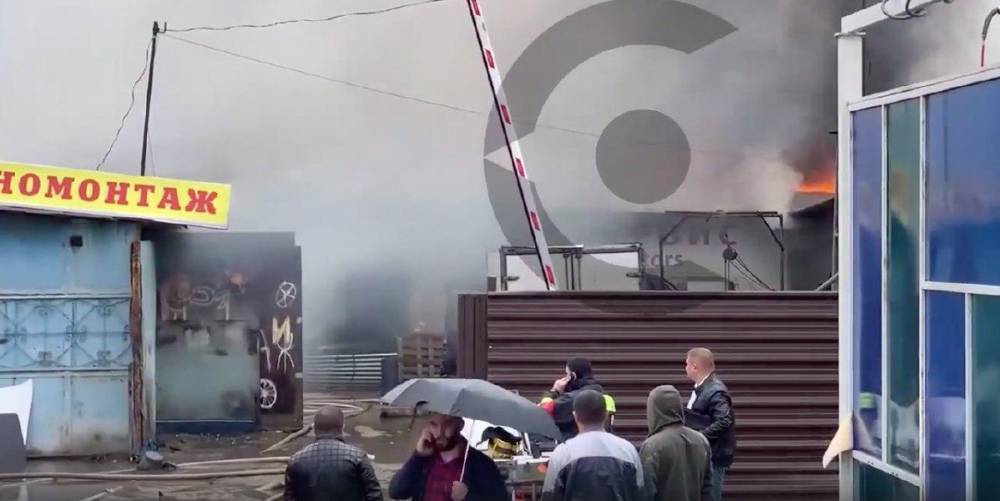 Пожар в автосервисе на севере Москвы потушен