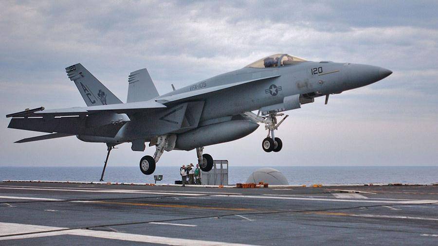 СМИ сообщили о крушении истребителя ВМС США в Калифорнии