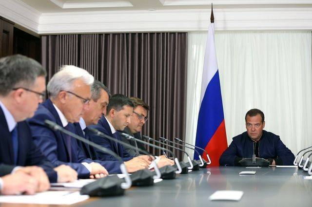 Медведев: кабмин выделит допсредства на тушение пожаров в Сибири