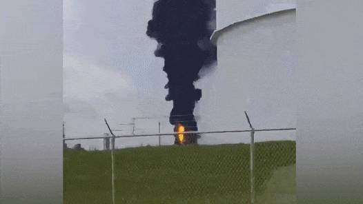 В Техасе горит завод Exxon Mobil, более 30 человек пострадали.