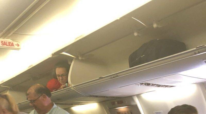 Странное зрелище: Занимая места, пассажиры увидели стюардессу в отделении для ручной клади
