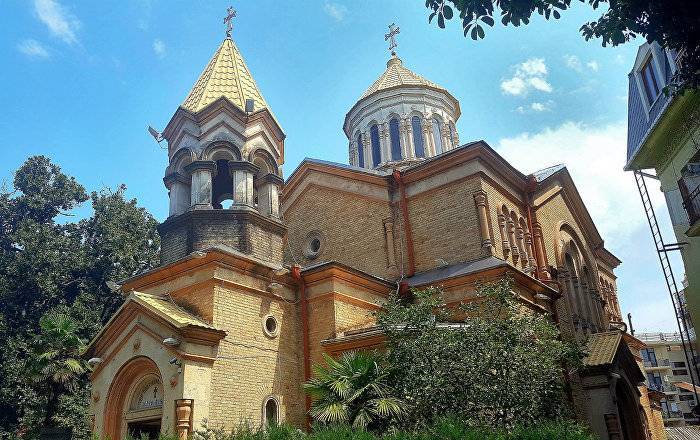 Священники успокоили паникеров - армянский храм в Батуми грузинской патриархии не передали