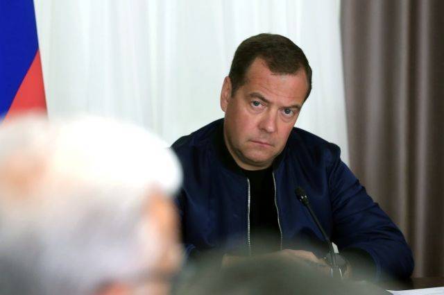 Медведев оценил идею создания лесопожарных центров в Сибири