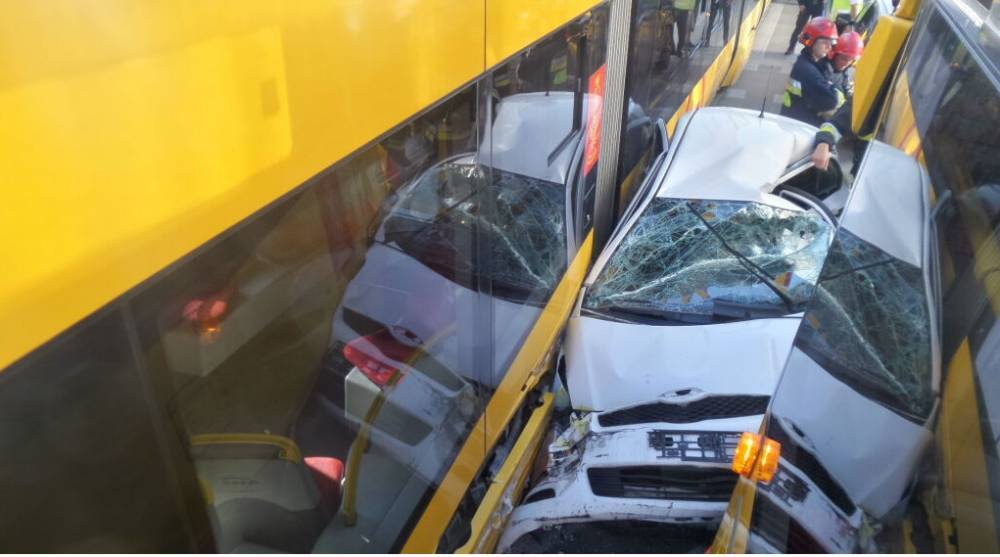 Фото: трамваи расплющили легковой автомобиль, пострадал один человек. РЕН ТВ