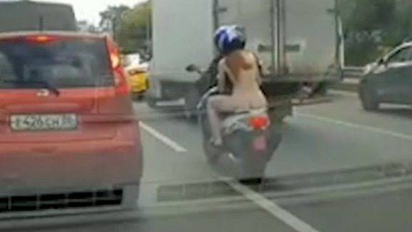 В Москве девушка прокатилась на мотоцикле нагишом – РИА «7 новостей»