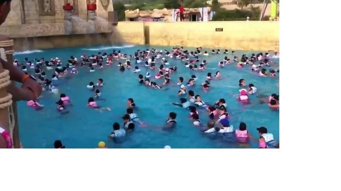 В Китае искусственная волна в аквапарке раскидала людей