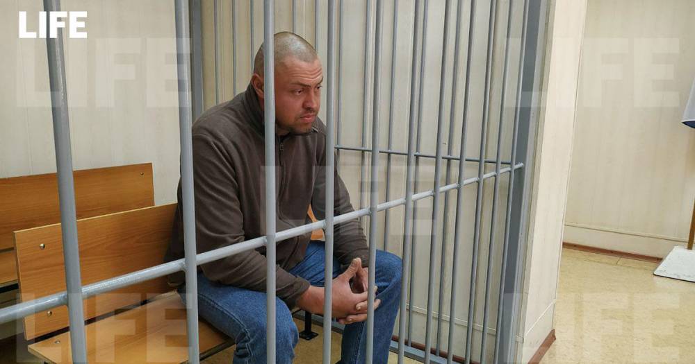 Суд арестовал мужчину, до смерти избившего друга на детской площадке в Москве.