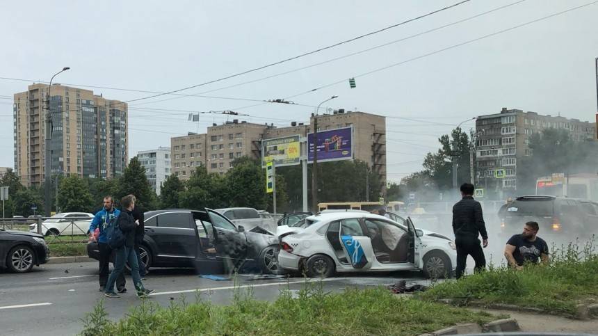 Фото: авто загорелось в результате ДТП в Петербурге