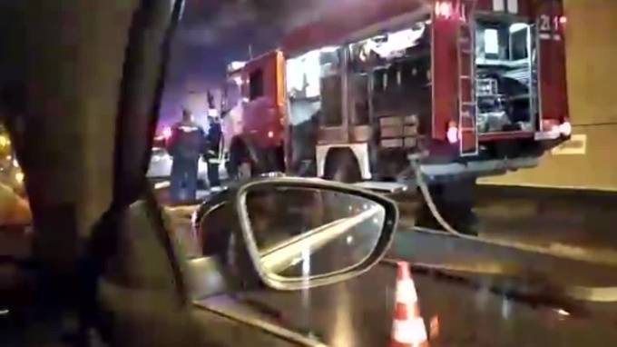 Видео из Москвы: В Лефортовском тоннеле легковушка на скорости врезалась в дорожную машину