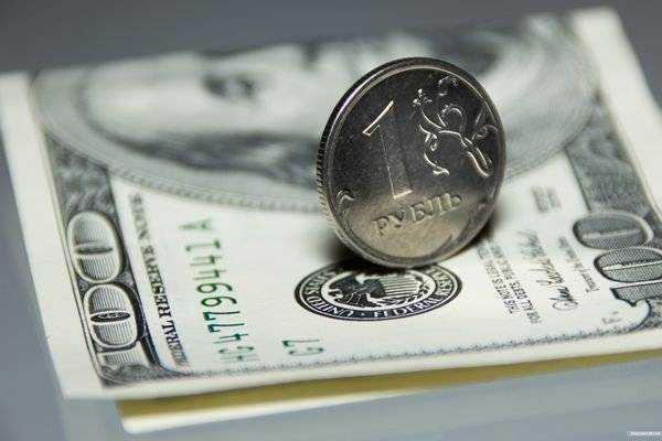 Рубль в последний день июля ослабился к доллару и укрепился к евро