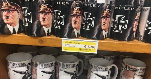 Туристы шокированы сувенирами с Гитлером в Италии
