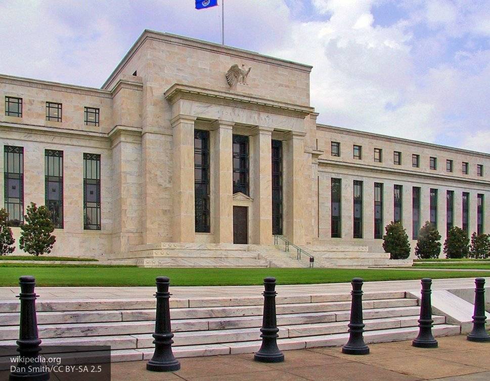 Федеральная резервная система США впервые за 10 лет снизила базовую ставку