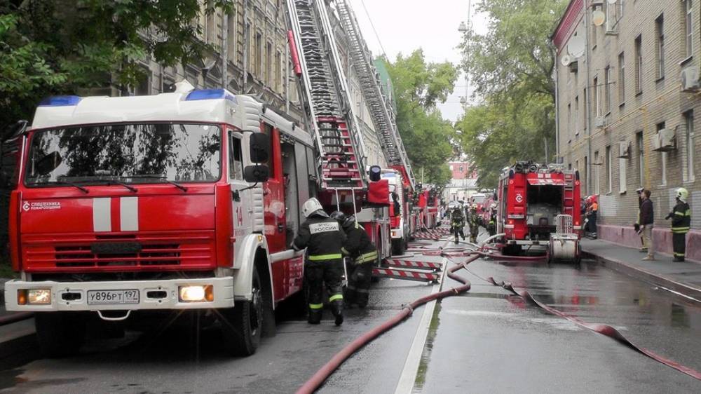 Движение на Доброслободской улице ограничили после пожара