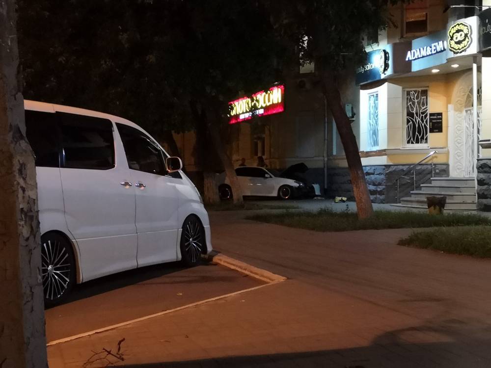 Ночью в центре Астрахани автомобиль пытался протаранить дом