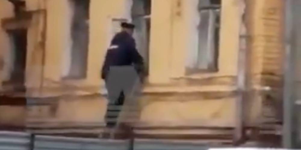 В сети появилось видео с полицейским начальником, пролезающим в ОВД через окно