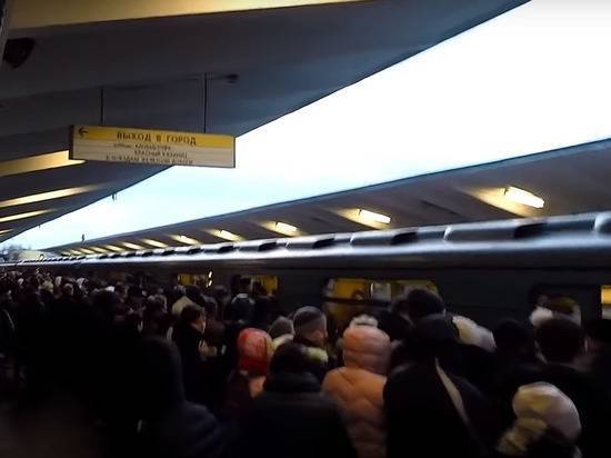 Упавший на рельсы в метро Москвы из-за конфликта мужчина погиб