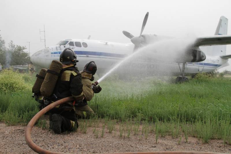 В аэропорту Улан-Удэ учились тушить горящий самолет