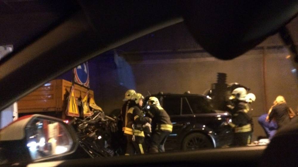 Внедорожник протаранил машину дорожников в Москве: погибли два человека – РИА «7 новостей»