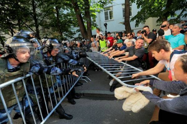 По делу о массовых беспорядках в Москве задержали пять человек