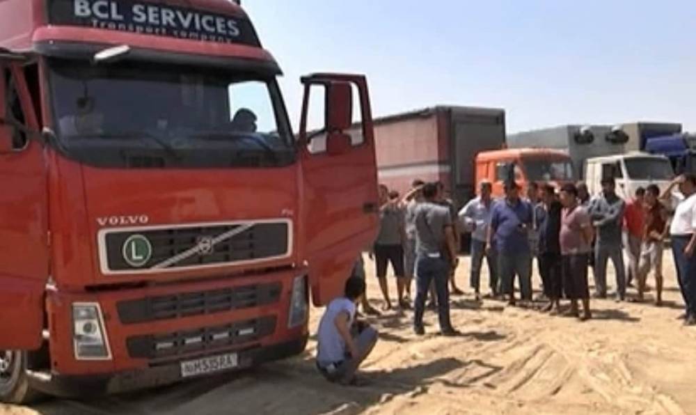 "Ни помыться, ни покушать": большегрузы по трое суток стоят на границе с Узбекистаном