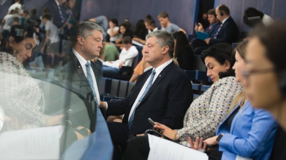 Экс-премьер Украины назвал лживой «мечту» Порошенко остаться в живых