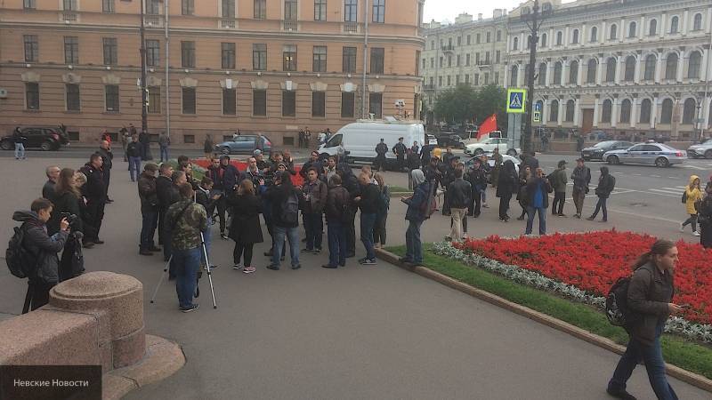 На незаконный митинг у дверей петербургского избиркома не пришли даже организаторы